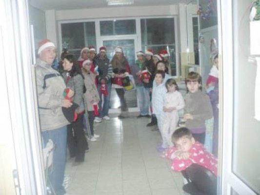 Cadouri pentru micuţii internaţi